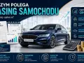 Granatowy samochód, umowa leasingu, kluczyki, kalendarz, kalkulator, monety i wykresy.