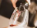 Czerwone wino nalewane do kieliszka. Czy otwarte wino się psuje? Zależy od sposobu przechowywania, ale świeżo otwarte smakuje najlepiej.