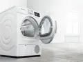 Moderner weißer Bosch Trockner mit offener Tür. Regelmäßiges bosch trockner reinigen sorgt für Langlebigkeit und Effizienz.