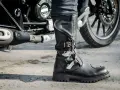 Czarne, skórzane buty motocyklowe z klamrami, idealne na każdą wyprawę. To właśnie takie buty na motocykl zapewnią komfort i bezpieczeństwo.