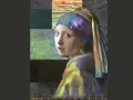 La jeune fille à la perle, revisitée avec des collages abstraits aux couleurs vives et texturées, pose avec son regard mystérieux.