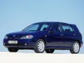 Granatowy Nissan Almera stoi na białym tle, z błękitnym niebem w tle.