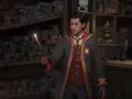 Estudiante de Hogwarts practica hechizos en la tienda de varitas, preparándose para las pruebas de Merlin en Hogwarts Legacy.
