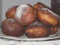 Stary przepis na pączki babci, lekko oprószone cukrem pudrem. Pachną jak dawniej!