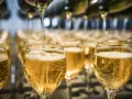 Bubbel hälls upp i glas. En flaska bubbel ger många glas, perfekt för festen!