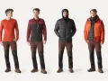 Quatre hommes présentent des tenues idéales pour savoir comment s'habiller pour une randonnée : couches de base, vestes et pantalons techniques.