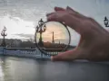 Widok na Wieżę Eiffla przez filtr polaryzacyjny, który podkreśla jej piękno.