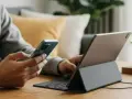 Person verbindet handy mit tablet, um effizient zu arbeiten.