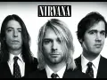 Le groupe Nirvana, pionnier du grunge, pose en noir et blanc. Kurt Cobain au centre, Dave Grohl à gauche, Krist Novoselic à droite. Un style musical iconique.
