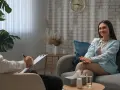 Kobieta rozmawia z terapeutą, który notuje. Rozpoczyna się droga do diagnozy ADHD.