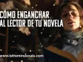 Joven lee un libro, con texto "Cómo enganchar al lector de tu novela". Aprende cómo empezar un libro y cautivar a tus lectores.