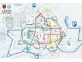 Mapa Zamość starówka z zaznaczonymi parkingami i trasami spacerowymi.
