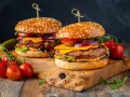 Dwa soczyste burgery z wołowiny, idealne na grilla. Idealne jakie mięso na burgera? Grubo mielona wołowina!