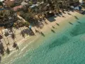 Tropikalna plaża z palmami i turkusową wodą. Idealne miejsce na wakacje, zastanawiasz się, ile trwa lot na Filipiny?