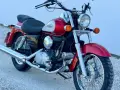 Czerwony motocykl Honda Shadow 700. Dane techniczne tego klasyka są imponujące, a jego wygląd zachwyca.