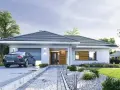 Nowoczesny bungalow z garażem, podjazdem i zadbanym ogrodem. Elegancka bryła, jasna elewacja i drewniane detale.