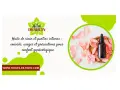Flacone di olio di ricino su petali di rosa, con testo su consigli e usi per il comfort intimo.