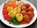 Pulpety w sosie pomidorowym: 10 pomysłów, z czym podawać?