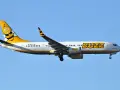 Samolot Buzz, należący do Ryanair, z wesołą pszczółką na ogonie, gotowy do lotu. Idealny na wakacje z bagażem!