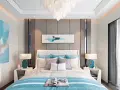 Elegante camera da letto casa al mare con quadri a tema acquatico, biancheria azzurra e lampade moderne.