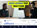 Kobieta i mężczyzna grają na saksofonie podczas lekcji online. Muzyka płynie!