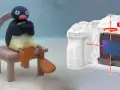 Pingu siedzi na krześle obok aparatu z widocznym mechanizmem optycznej stabilizacji obrazu, który kompensuje ruchy.