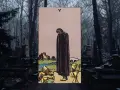 Smutna postać w czarnej szacie stoi na tle cmentarza. Przed nią leżą przewrócone kielichy, symbolizujące stratę. W oddali widać ruiny zamku. To karta **5 kielichów**.