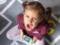 Zła mina dziecka z zabawką. Jak pomóc dziecku radzić sobie z emocjami, gdy coś nie idzie po jego myśli?