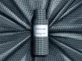 Flacone "New Look" Christian Dior, omaggio al fondatore, su tessuto pied-de-poule.