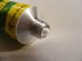 Tubo di silicone pronto all'uso per sigillare e proteggere. Utile per riparazioni domestiche e lavori di fai da te.
