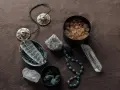 Kryształy, pióro, muszla i inne przedmioty tworzą magiczny zestaw do manifestacji.