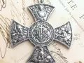 Srebrny krzyż z symbolami ewangelistów: lew (św. Marek), anioł (św. Mateusz), wół (św. Łukasz) i orzeł (św. Jan).