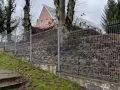 Jak zrobić ogrodzenie na skarpie - uniknij błędów i zyskaj stabilność