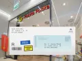 Jak sprawdzić nadawcę listu poleconego po numerze? Na kopercie Poczty Polskiej widzimy adres nadawcy i odbiorcy, a także kody kreskowe i QR.