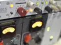 Profesjonalny sprzęt studyjny, w tym preamp i kompresor, idealny do tworzenia efektu vocal doubler.