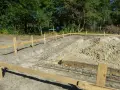 Na placu budowy widać zbrojenie fundamentów i drewniane szalunki. Czekamy, aż fundamenty schną, by móc kontynuować budowę.