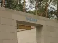 Ściana z bloczków betonowych z widocznym nadprożem marki SOLBET. Widać, jak nadproże ile powinno zachodzić, by zapewnić stabilność konstrukcji.