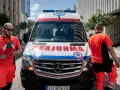 Ratownicy medyczni przy ambulansie. Ich praca to nie tylko transport krwi, ale też zarobki i ratowanie życia.