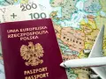 Paszport tymczasowy Rzeczypospolitej Polskiej, polskie banknoty i model samolotu na tle mapy Europy.