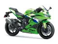 Zielony motocykl Kawasaki ZX4RR Ninja gotowy do jazdy.