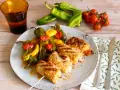Spiedini di pollo impanato con friggitelli e pomodorini, un classico della ricetta pugliese.