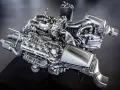 Błyszczące cylindry w silniku V8, z turbosprężarkami i skomplikowanymi przewodami, gotowe do pracy.