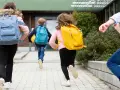 Niños corren con mochilas, ¡parece que ya empiezan las vacaciones de invierno!