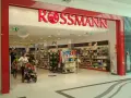 W Rossmannie, gdzie można zrobić wywołanie zdjęć z kliszy, matka z dziećmi robi zakupy.