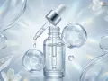 Nacomi kwas hialuronowy jak stosować? Serum z kwasem hialuronowym w buteleczce z pipetą, otoczone wodnymi falami, bańkami z cząsteczkami i kwiatami wiśni.