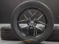 Cerchi in lega neri lucidi con pneumatici Michelin 255/45 R20, perfetti per la tua Stelvio.