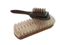 Cepillo de limpieza para calzado con cerdas metálicas y base de madera con surcos, ideal para tratar ante material.