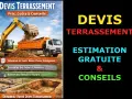 Excavatrice chargeant une benne, devis terrassement piscine, estimation gratuite et conseils pour réduire la facture.
