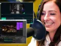 Eine Frau mit Kopfhörern lacht vor einem Mikrofon, während sie ihren Stream-Setup mit OBS und anderen Programmen im Hintergrund einrichtet.