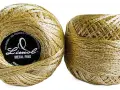 Deux pelotes de fil métallique doré, parfait pour ajouter une touche d'éclat aux textiles.